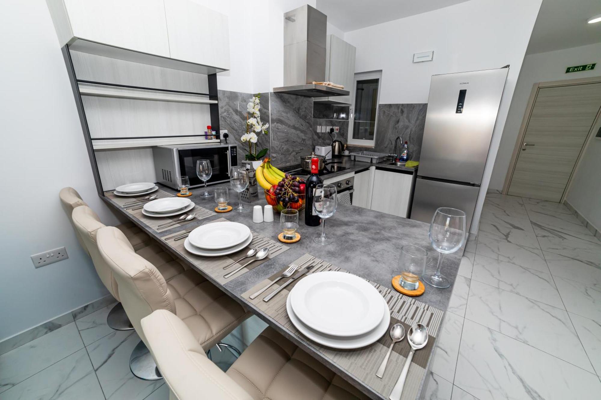 Sea Breeze, Spacious 2-Bedroom Lux Seaside Apartments St. Paul's Bay Exterior photo