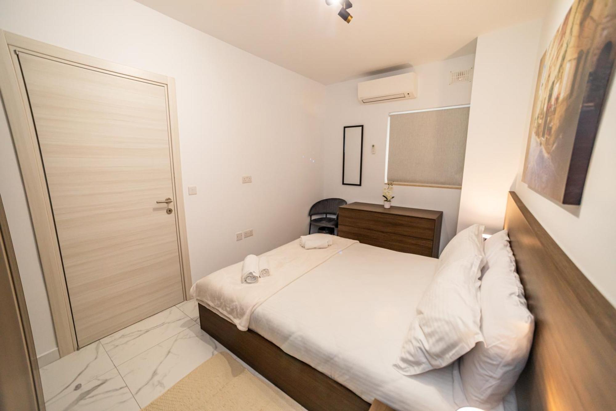 Sea Breeze, Spacious 2-Bedroom Lux Seaside Apartments St. Paul's Bay Exterior photo