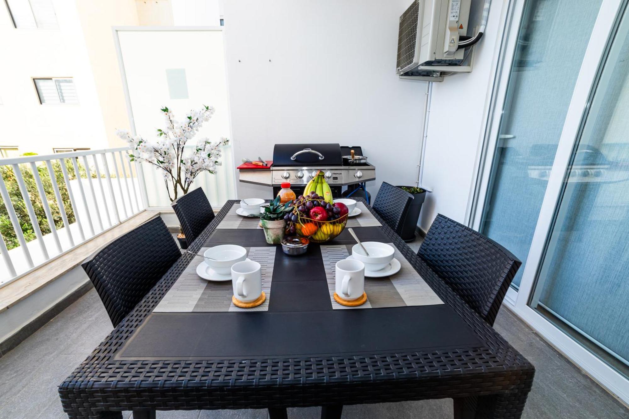 Sea Breeze, Spacious 2-Bedroom Lux Seaside Apartments St. Paul's Bay Exterior photo